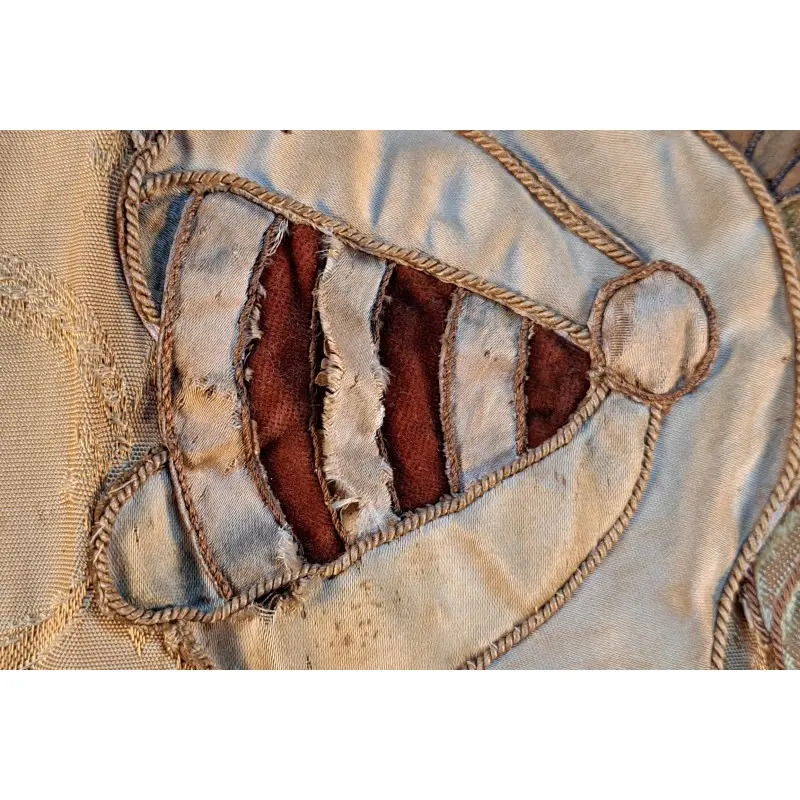 Antiguo tapiz heráldico bordado con escudos y yelmo, 121 × 159 cm, Textiles y Tapices · vista 6/10