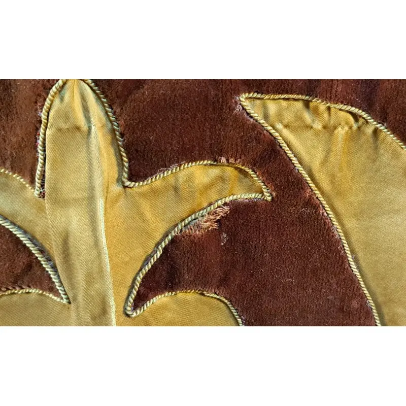 Antiguo tapiz heráldico bordado con escudos y yelmo, 121 × 159 cm, Textiles y Tapices · vista 7/10