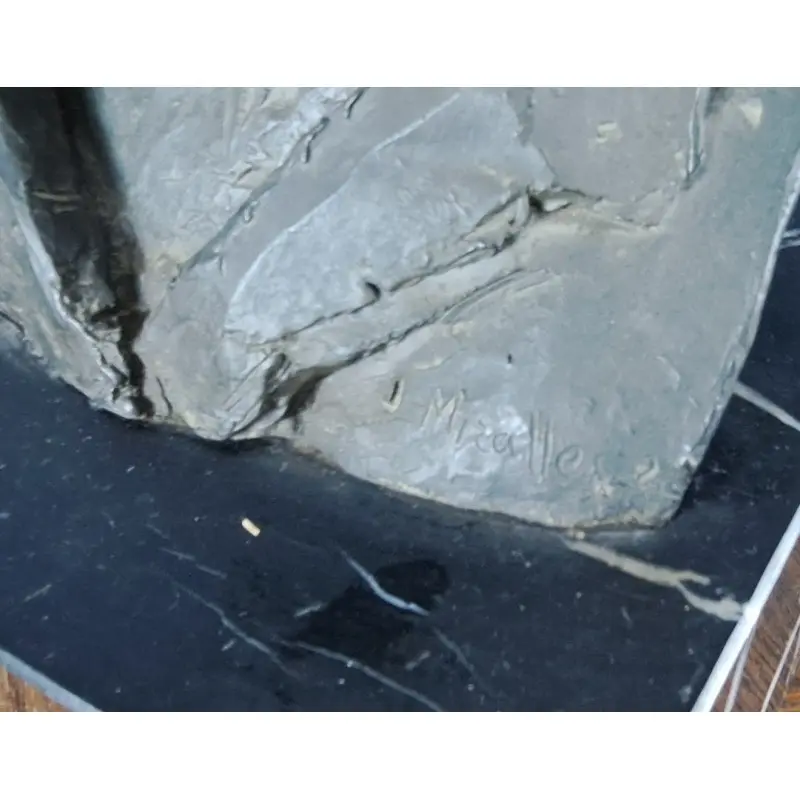 Busto firmado Miralles – bronce sobre base de mármol, Herrería y Metal · vista 7/10
