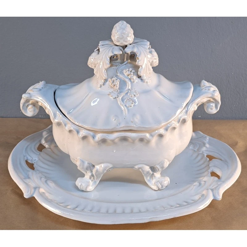 Gran sopera con bandeja de loza blanca, decoración en relieve, Cerámica y Alfarería