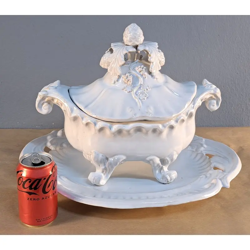 Gran sopera con bandeja de loza blanca, decoración en relieve, Cerámica y Alfarería · vista 2/12