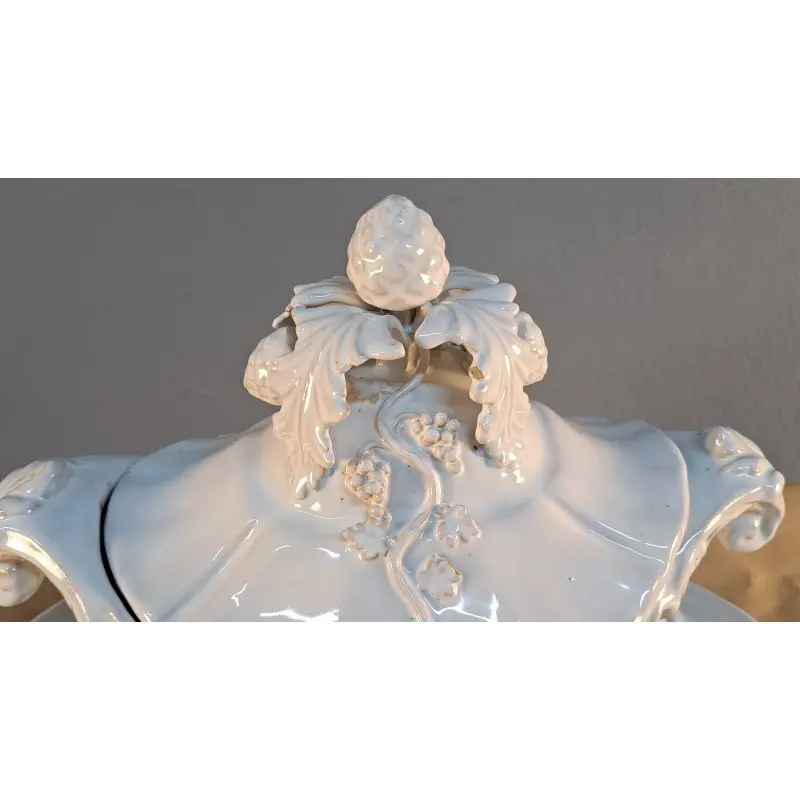 Gran sopera con bandeja de loza blanca, decoración en relieve, Cerámica y Alfarería · vista 3/12