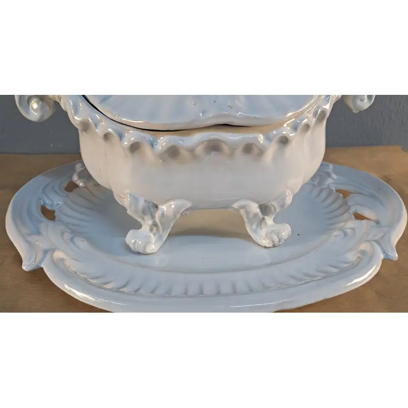 Gran sopera con bandeja de loza blanca, decoración en relieve, Cerámica y Alfarería · vista 4/12