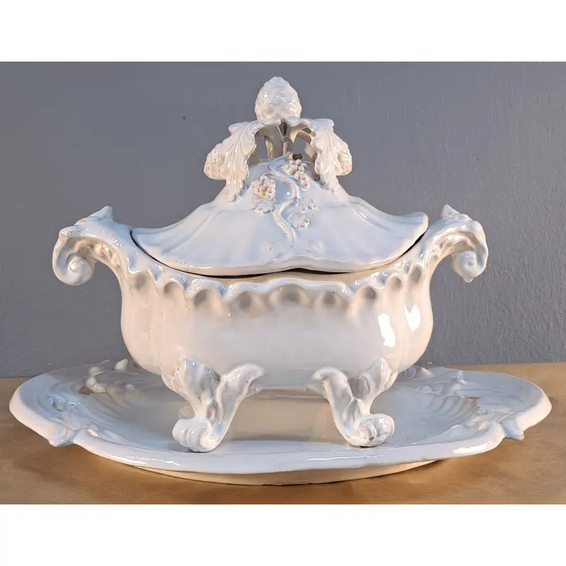 Gran sopera con bandeja de loza blanca, decoración en relieve, Cerámica y Alfarería · vista 5/12