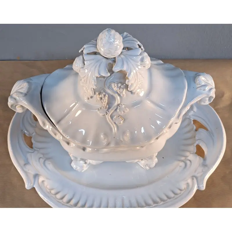 Gran sopera con bandeja de loza blanca, decoración en relieve, Cerámica y Alfarería · vista 6/12