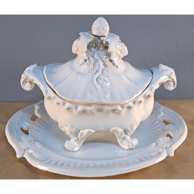 Gran sopera con bandeja de loza blanca, decoración en relieve, Cerámica y Alfarería · vista 7/12