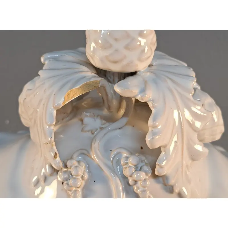 Gran sopera con bandeja de loza blanca, decoración en relieve, Cerámica y Alfarería · vista 8/12