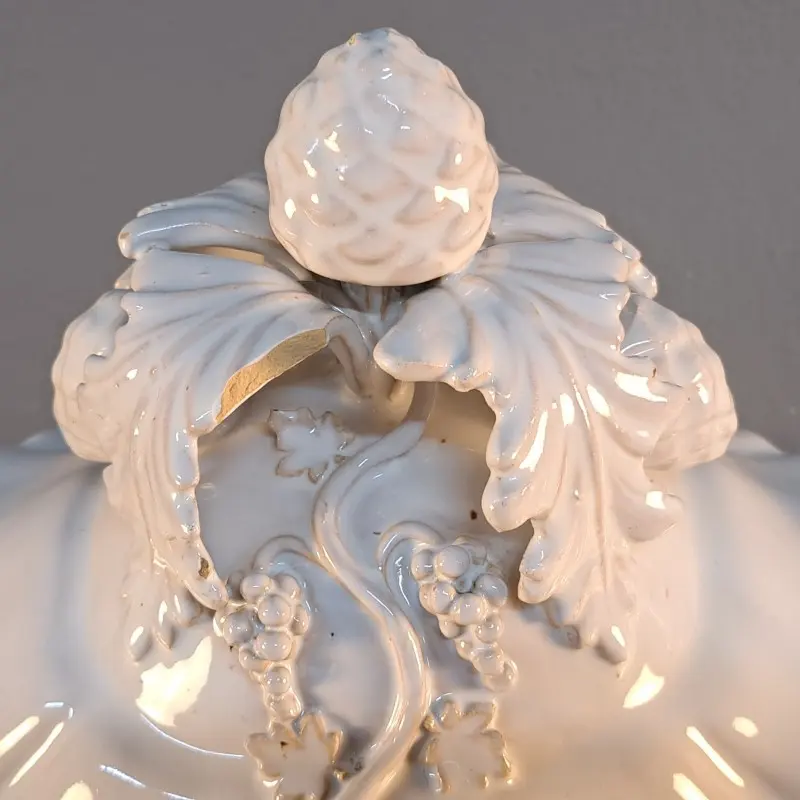Gran sopera con bandeja de loza blanca, decoración en relieve, Cerámica y Alfarería · vista 9/12