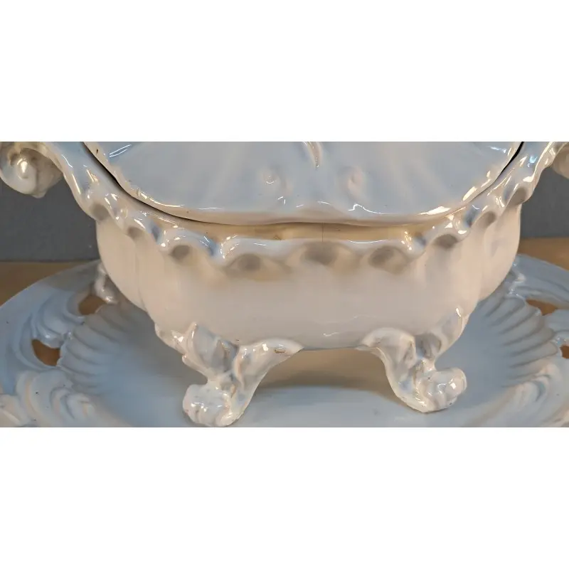 Gran sopera con bandeja de loza blanca, decoración en relieve, Cerámica y Alfarería · vista 11/12