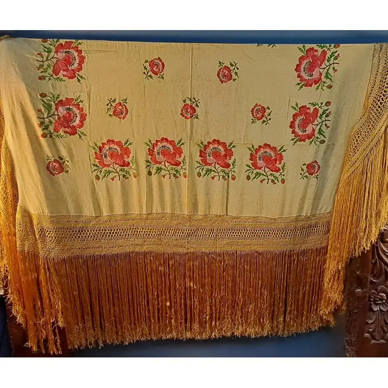 Mantón de Manila en seda bordada con flores y flecos