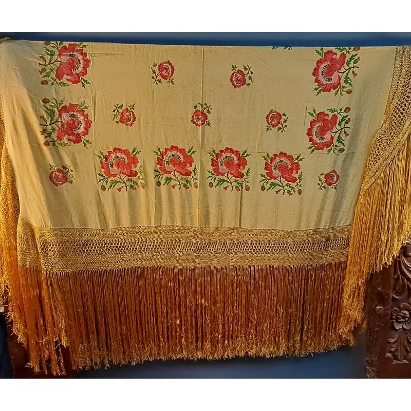 Mantón de Manila en seda bordada con flores y flecos