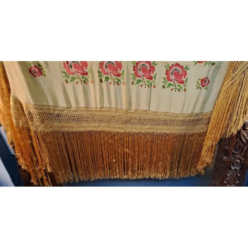 Mantón de Manila en seda bordada con flores y flecos · vista 2/12