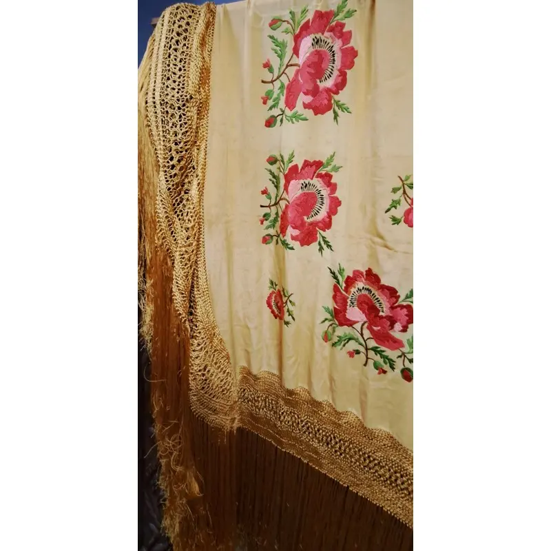 Mantón de Manila en seda bordada con flores y flecos · vista 11/12