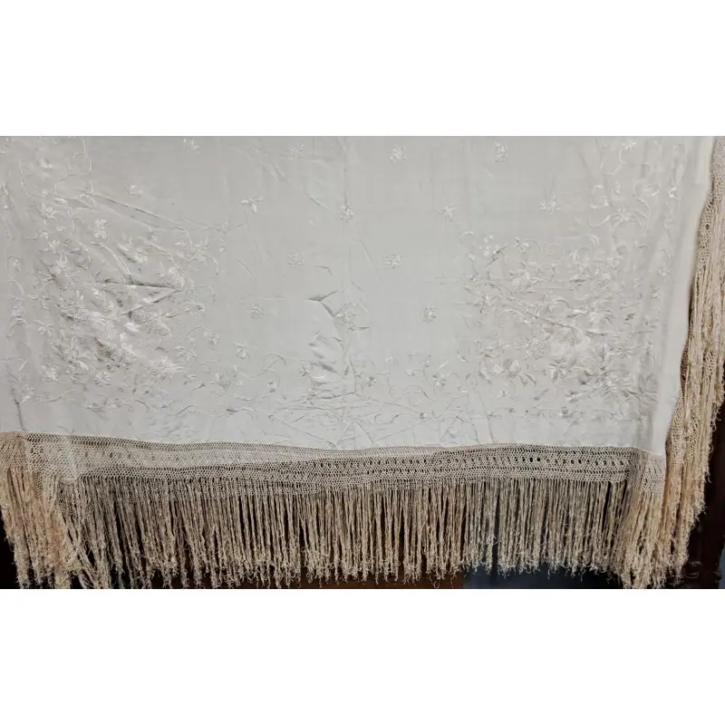 Mantón de Manila en seda marfil bordada con flores y flecos anudados · vista 2/12