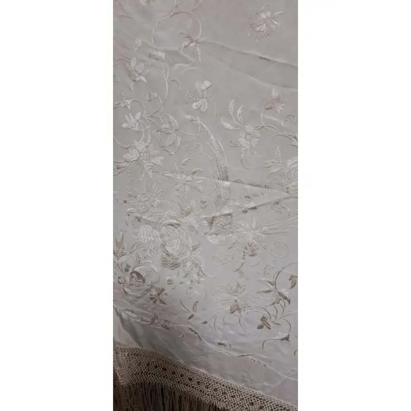 Mantón de Manila en seda marfil bordada con flores y flecos anudados · vista 4/12