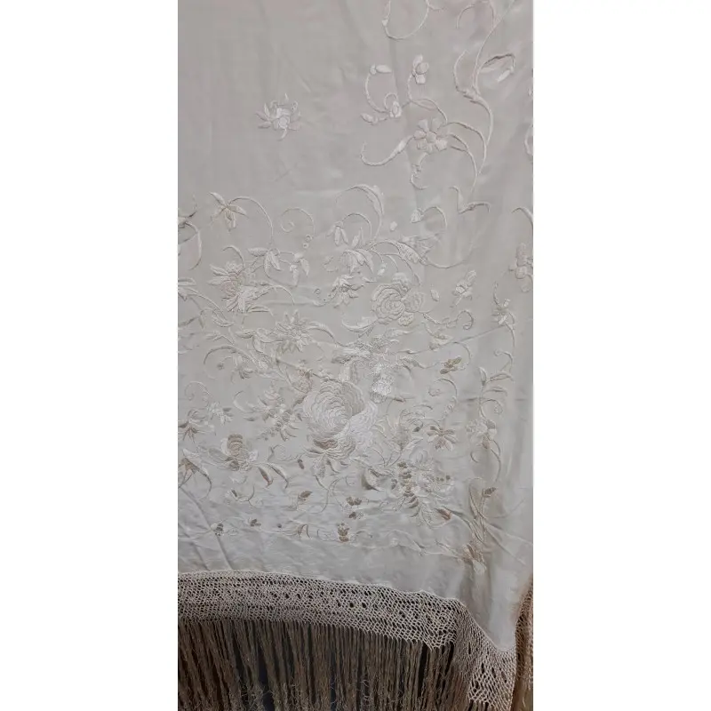 Mantón de Manila en seda marfil bordada con flores y flecos anudados · vista 5/12