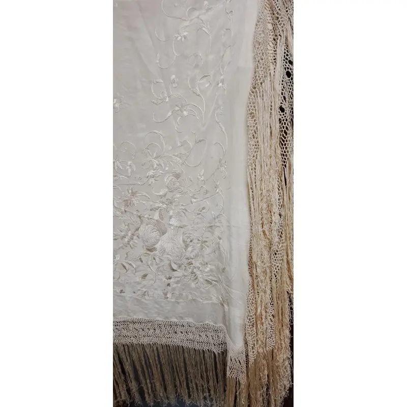 Mantón de Manila en seda marfil bordada con flores y flecos anudados · vista 6/12