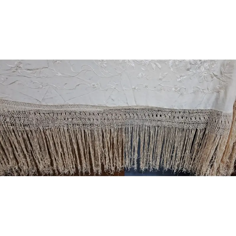 Mantón de Manila en seda marfil bordada con flores y flecos anudados · vista 7/12