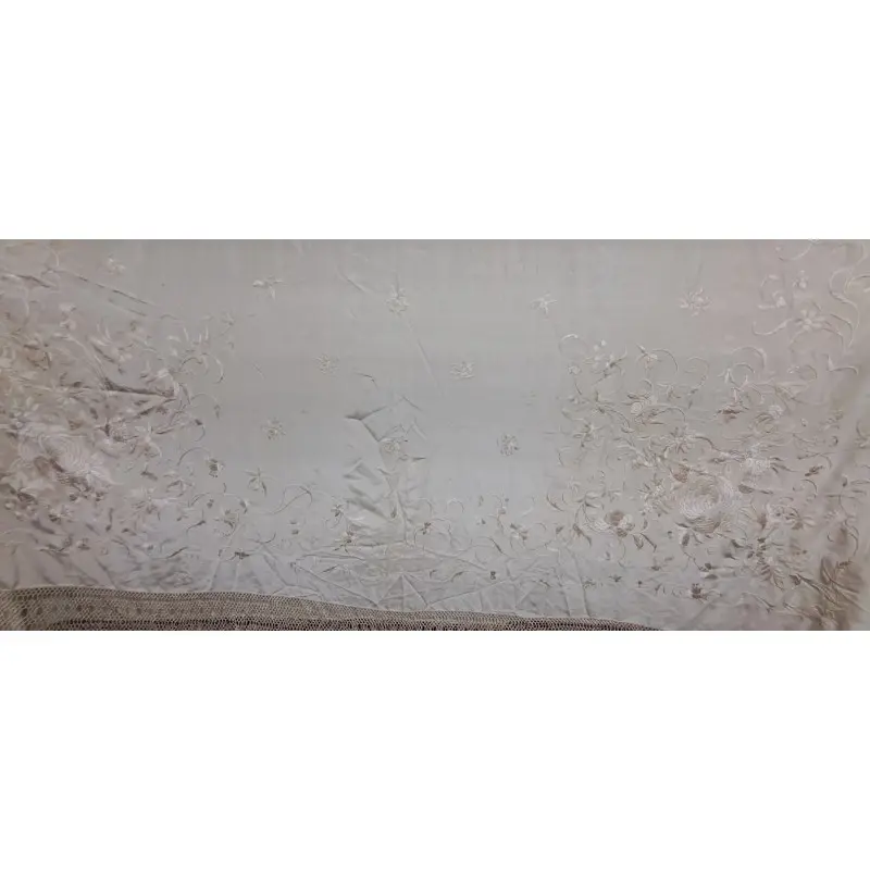 Mantón de Manila en seda marfil bordada con flores y flecos anudados · vista 8/12