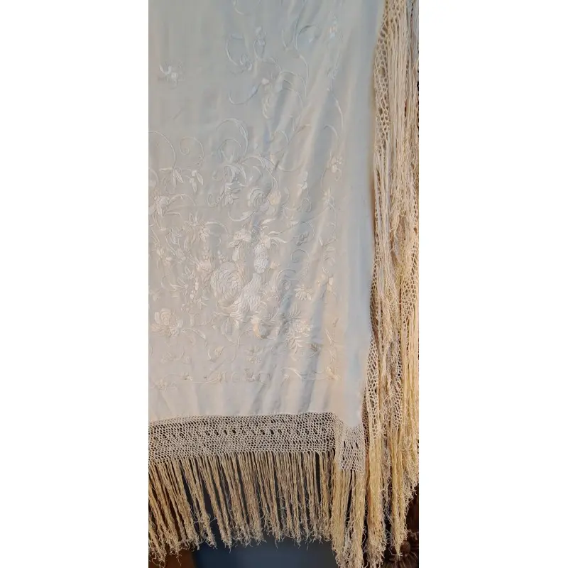 Mantón de Manila en seda marfil bordada con flores y flecos anudados · vista 10/12