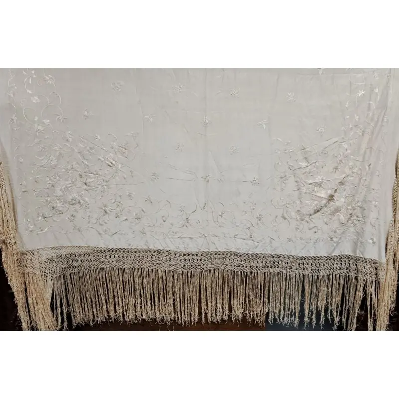 Mantón de Manila en seda marfil bordada con flores y flecos anudados · vista 11/12