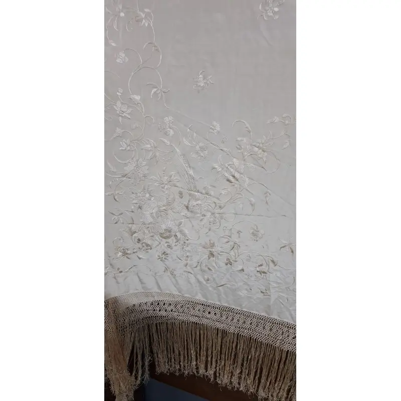Mantón de Manila en seda marfil bordada con flores y flecos anudados · vista 12/12