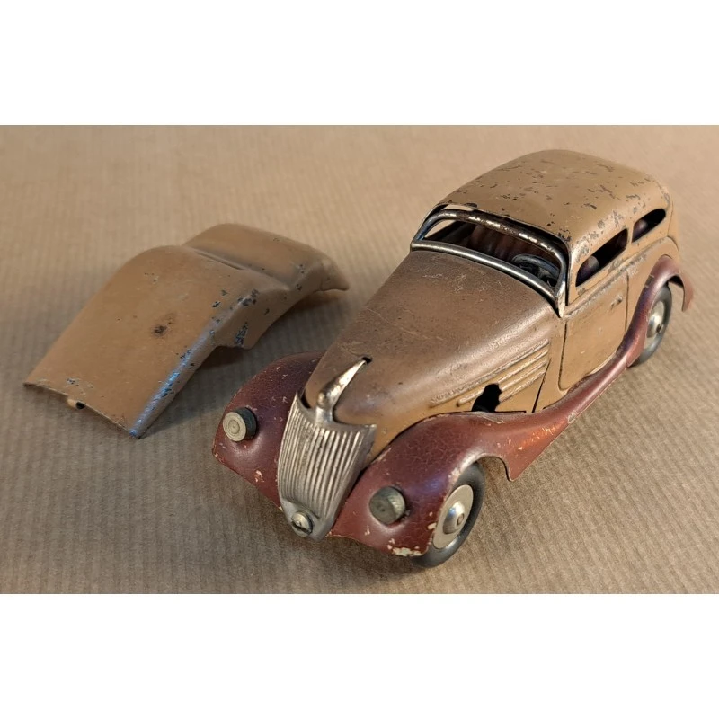 Sedán Construcciones Payá de metal a cuerda. Coche antiguo español, años 40-50