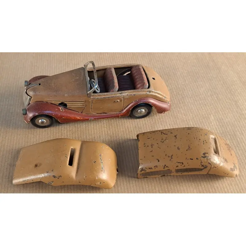 Sedán Construcciones Payá de metal a cuerda. Coche antiguo español, años 40-50 · vista 3/12