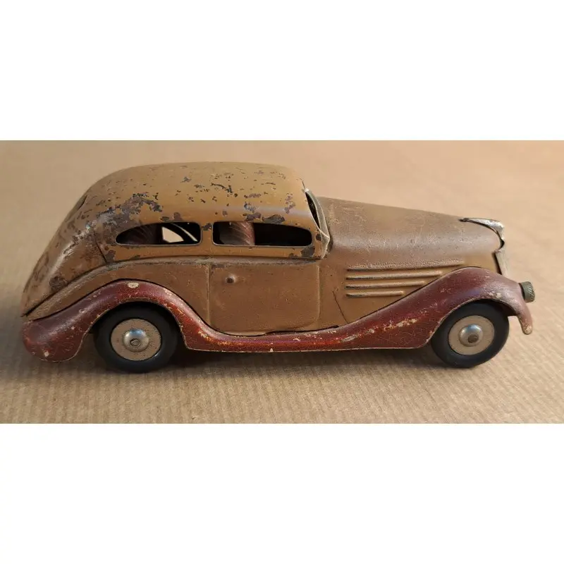 Sedán Construcciones Payá de metal a cuerda. Coche antiguo español, años 40-50 · vista 8/12