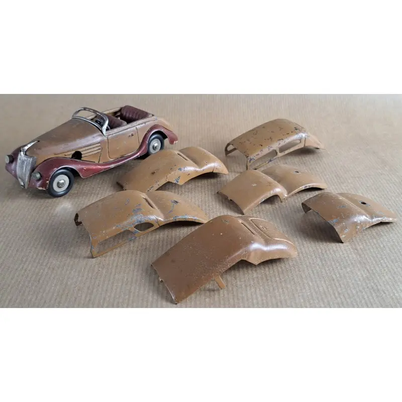 Sedán Construcciones Payá de metal a cuerda. Coche antiguo español, años 40-50 · vista 11/12