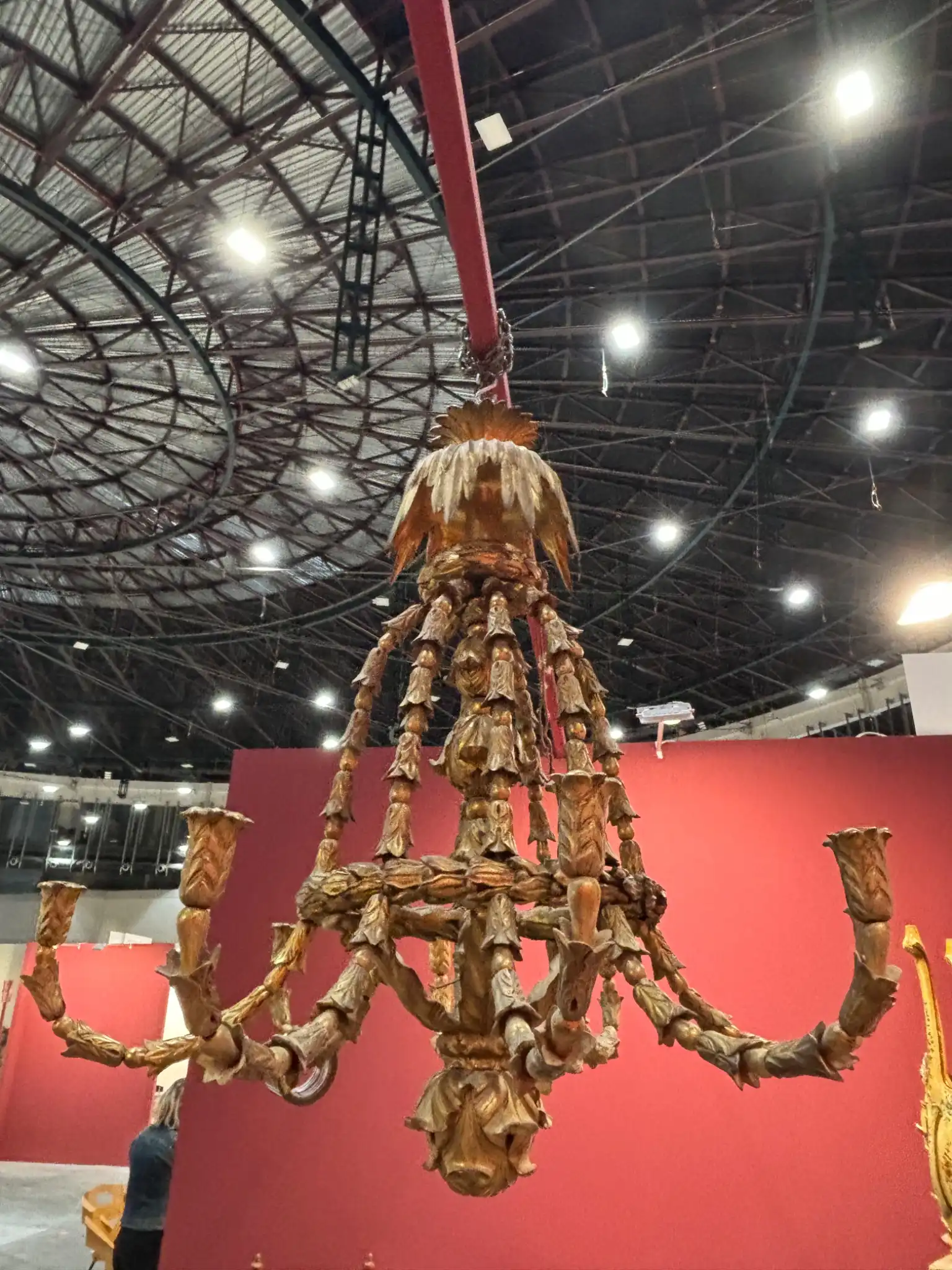 Lámpara Barroca de Ocho Brazos en Madera Dorada