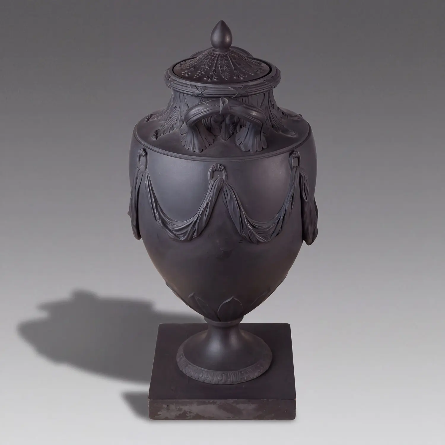Black Basalt Vase · vista 2/4