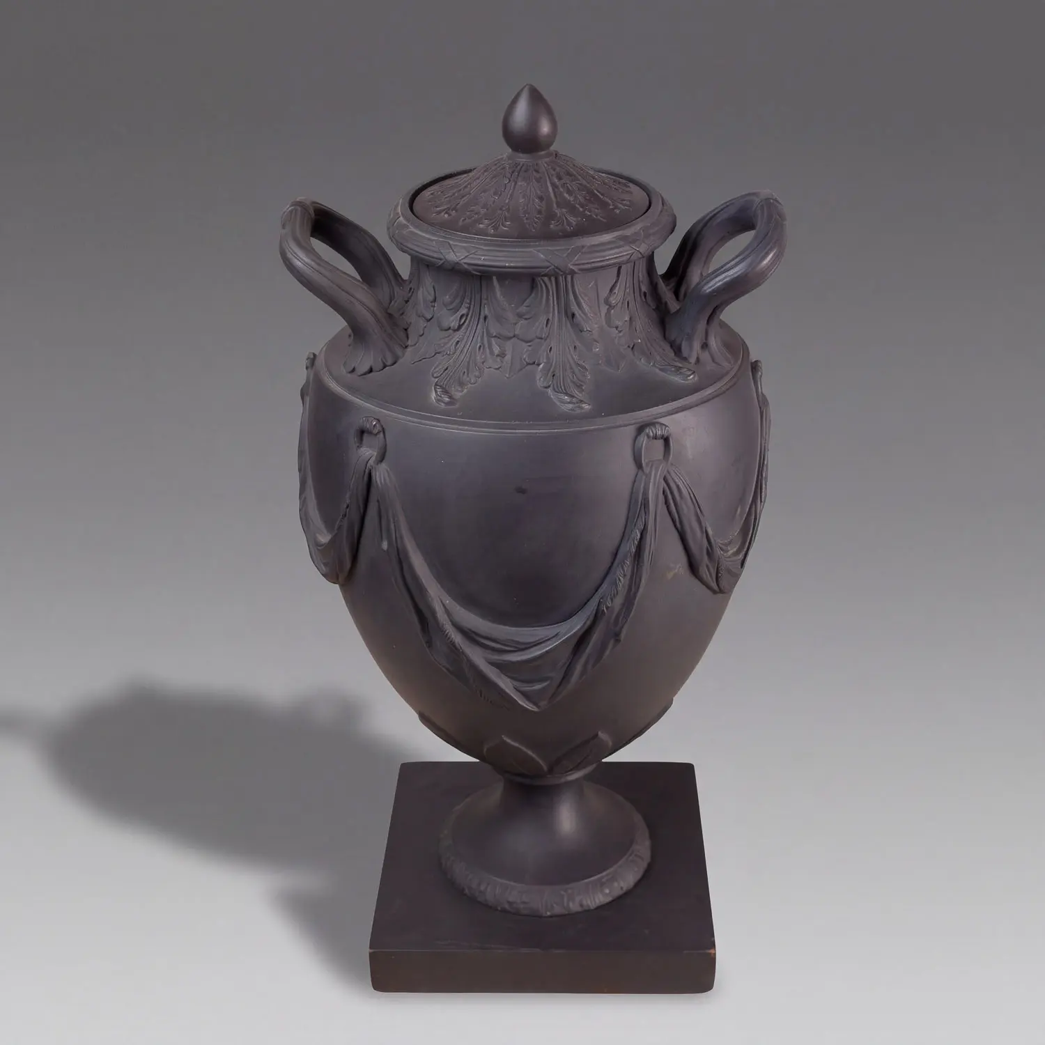 Black Basalt Vase · vista 3/4