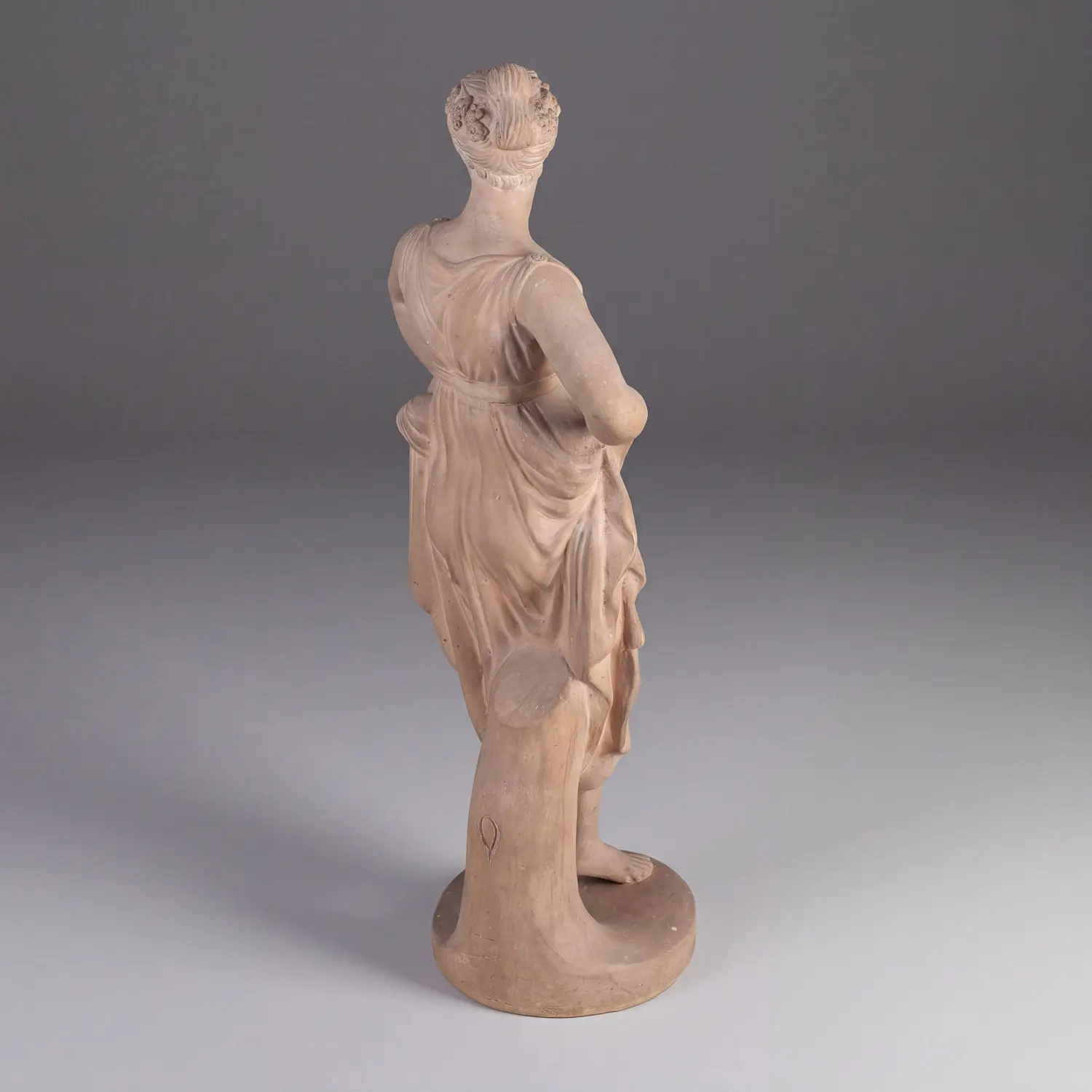 Dancing Girl with Her Hands on Her Hips · vista 4/5