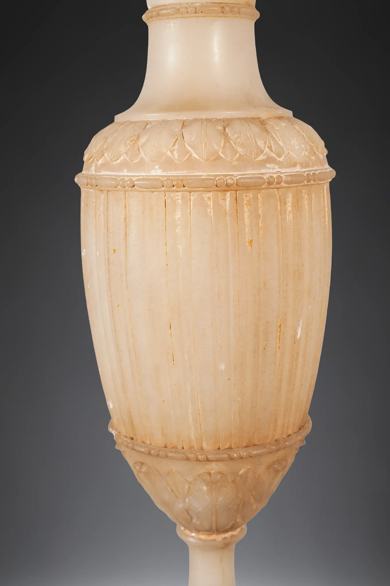 Pair of alabaster vases · vista 3/9