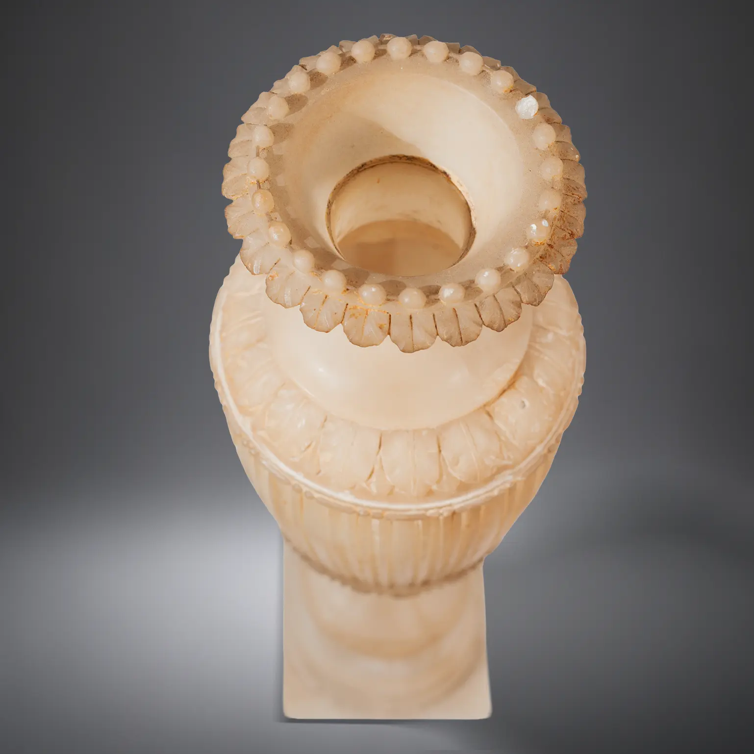 Pair of alabaster vases · vista 4/9
