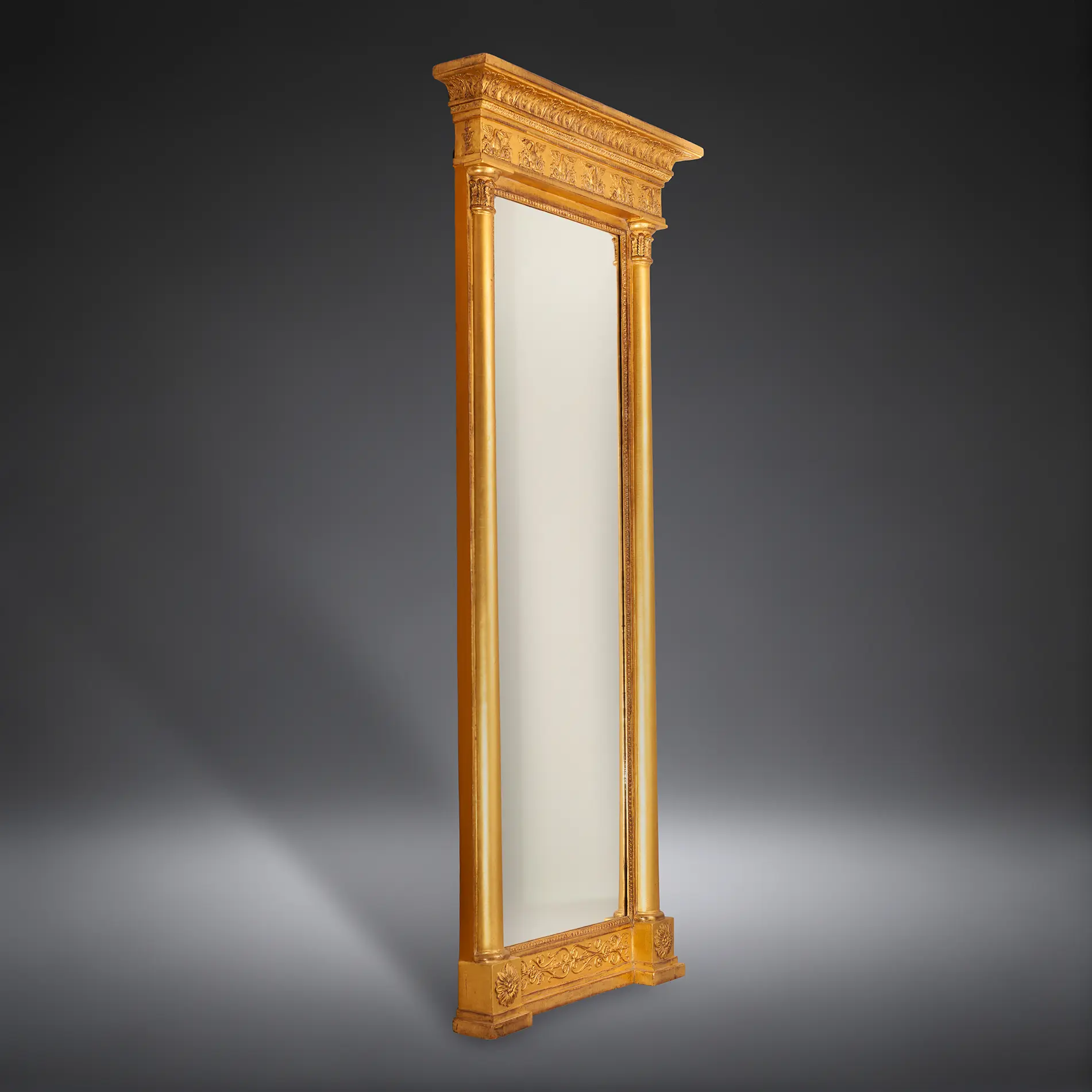 Pair of Neoclassical Mirrors · vista 2/5