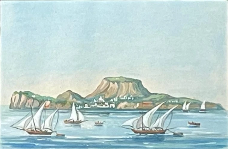 Marina vor felsigem Vorgebirge