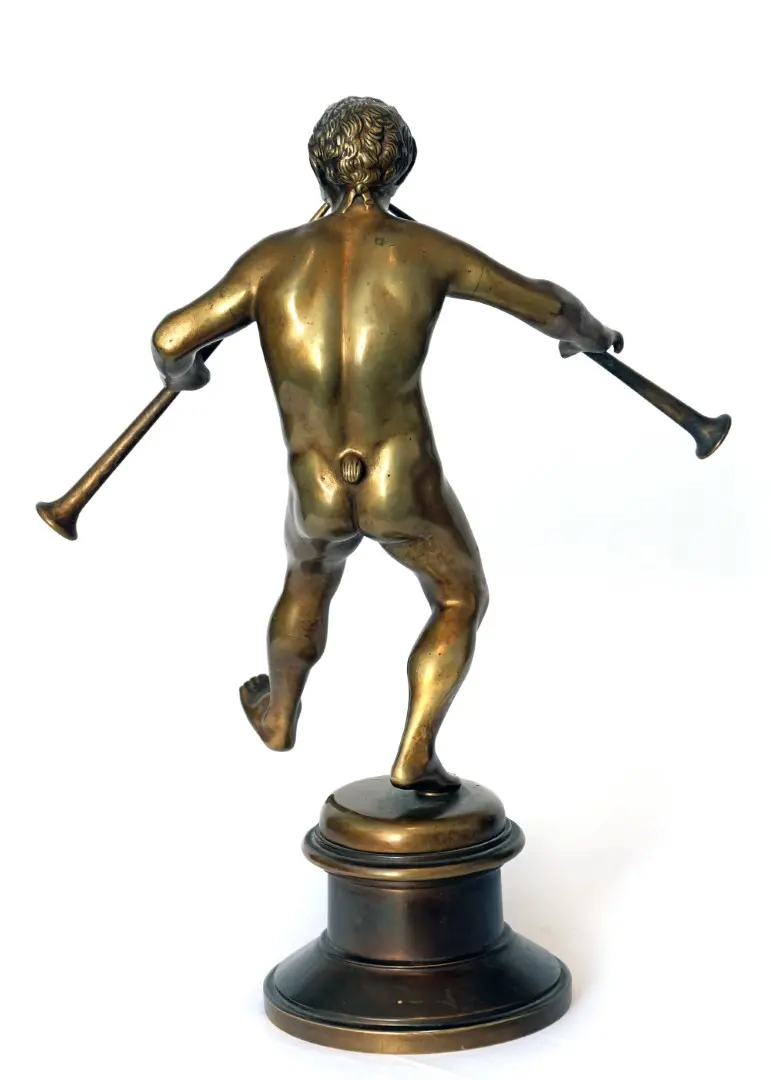 Dancing faun with a double flute · vista 2/7