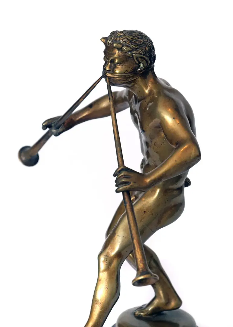 Dancing faun with a double flute · vista 3/7
