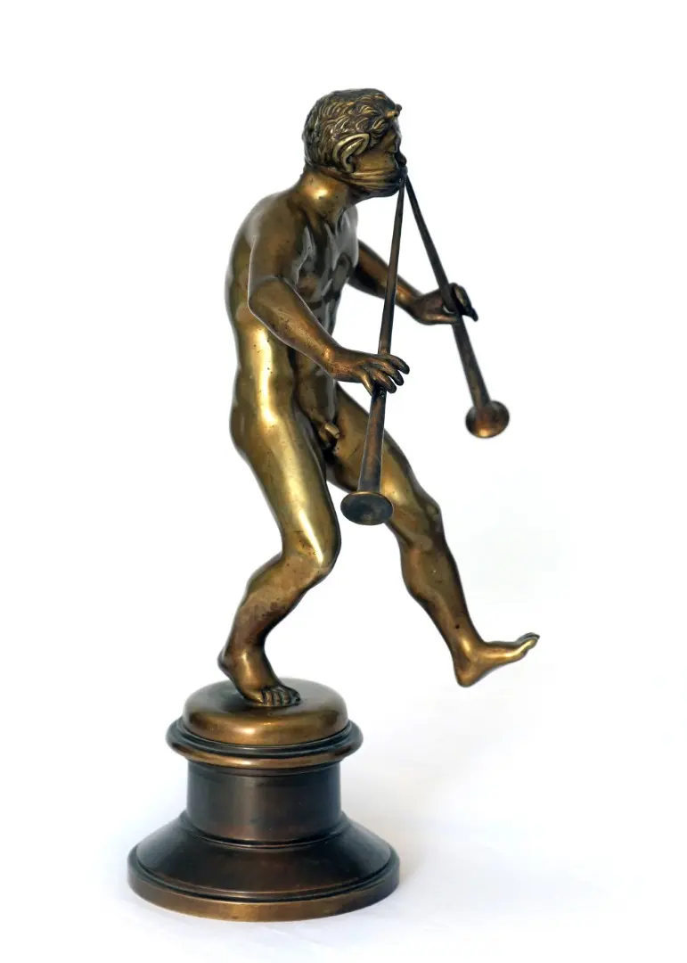 Dancing faun with a double flute · vista 7/7