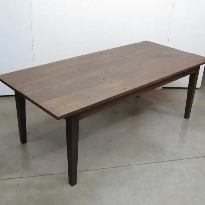 Mesa rústica de madera de roble