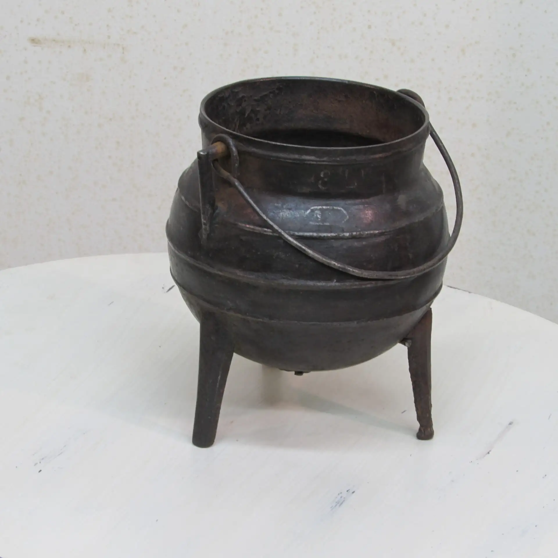 Pote antiguo de hierro