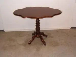 Mesa antigua ovalada de caoba, Mesas