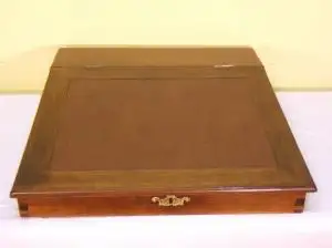 Pequeño escritorio de mesa antiguo