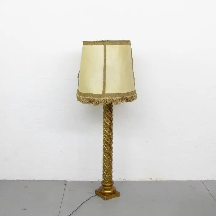 Lámpara de pie antigua, Iluminación