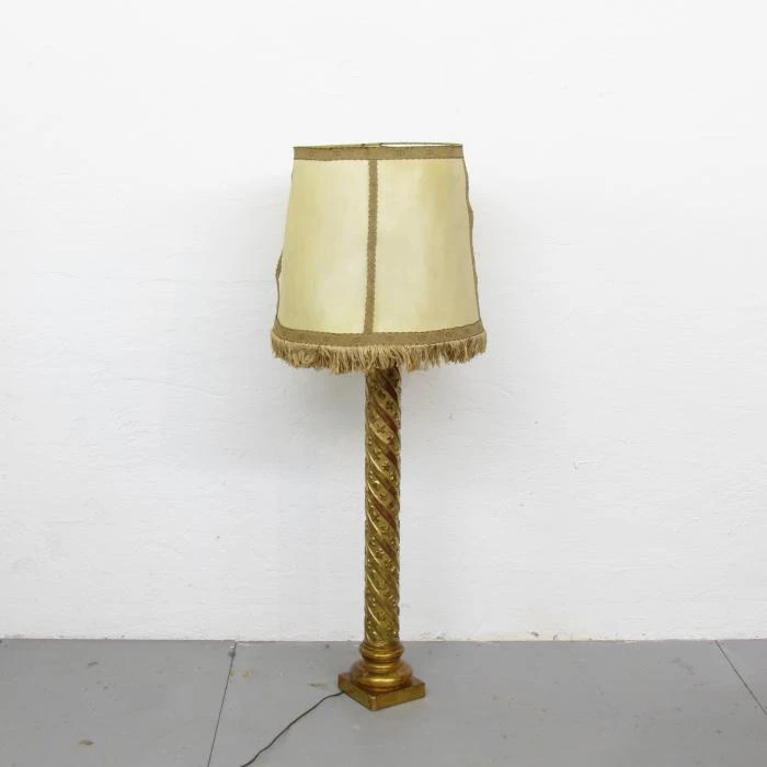 Lámpara de pie antigua, Iluminación