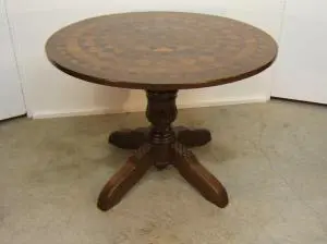 Mesa redonda antigua con marquetería, Mesas