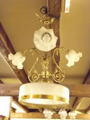 Lámpara antigua con tulipas, Iluminación