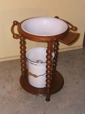 Lavabo antiguo restaurado de haya